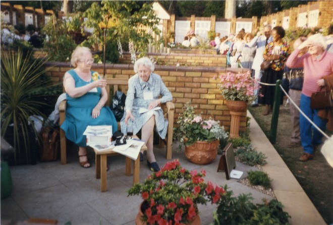 991Courtyard ladies sitting