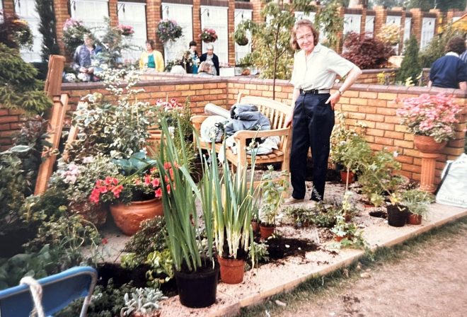 Jillian Smith setting up the CABAHS Courtyard Garden, Chelsea Flower Show 1991